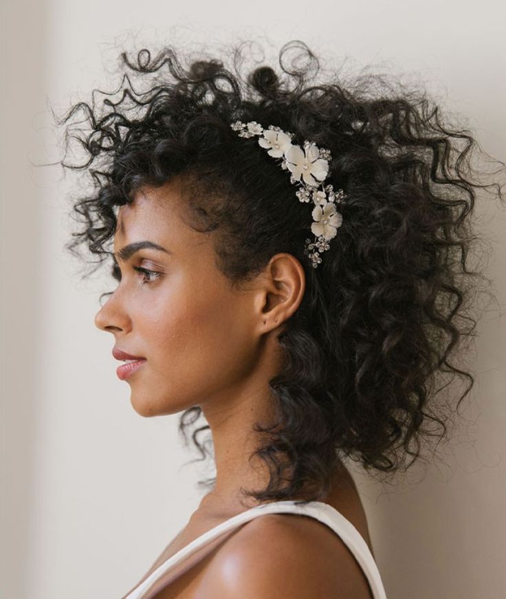 Bridal comb + natural hair? YES, it's a thing, and it's a look that we love! We used the Jennifer Behr Philippa Comb to create this modern bridal look.  Shop hair combs and more bridal accessories at jenniferbehr.com  #bridalinspo Curly Bridal Hair, Curly Wedding Hair, Braut Make-up, Wedding Hair Inspiration, Bridal Comb, Bridal Hair And Makeup, Short Curly Hair, Wedding Hair And Makeup, Grunge Hair