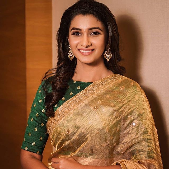 These Silk Saree Colors Will Look Good on All Skin Tone! Jute Silk Saree, Priya Bhavani Shankar, Off White Saree, Keep Me Stylish, Golden Saree, Indian Bridesmaid Dresses, Pure Georgette Sarees, Tissue Saree, Saree Blouse Designs Latest