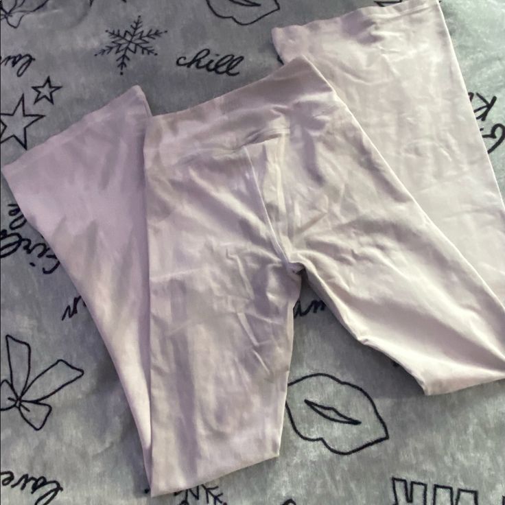 Just Purchased 1 Month Ago Never Worn White Wide Leg Yoga Pants For Spring, White Wide Leg Yoga Pants For Loungewear, White Full Length Yoga Pants For Summer, White Full Length Yoga Pants For Spring, White High Waist Yoga Pants For Spring, White Full Length Yoga Pants, High Waist White Yoga Pants For Spring, Wide Leg White Stretch Leggings, White Yoga Pants Trousers