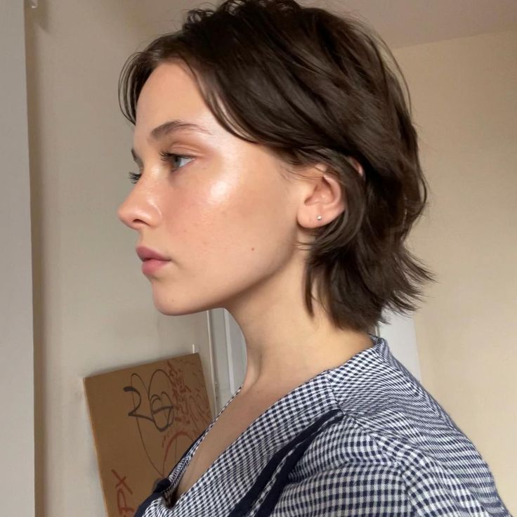 Cailee Spaeny (@caileespaeny) posted on Instagram • Apr 11, 2021 at 4:42pm UTC Queer Haircut, Cailee Spaeny, Really Short Hair, Hair Inspiration Short, Penteado Cabelo Curto, 짧은 머리, Trending Haircuts, Pixie Bob, Short Hair Haircuts