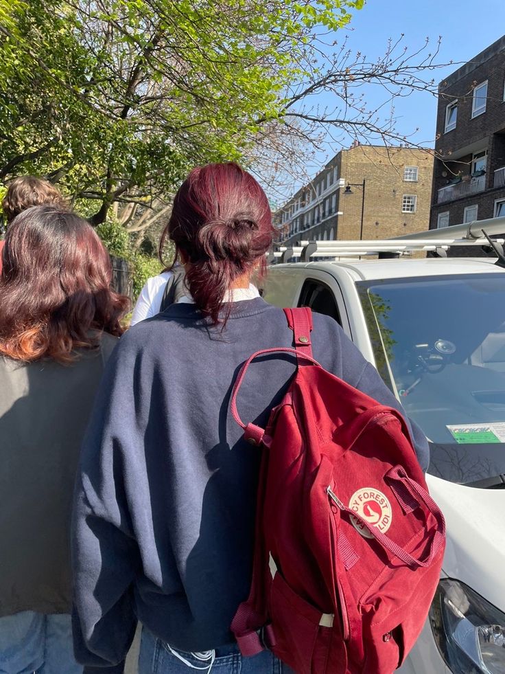 Red Kanken Backpack, Red Kanken Aesthetic, Red Backpack Aesthetic, Downtown Girl Backpack, Red Backpack Outfit, Downtown Backpack, Aesthetic Kanken, Mochila Kanken, Estilo Rory Gilmore