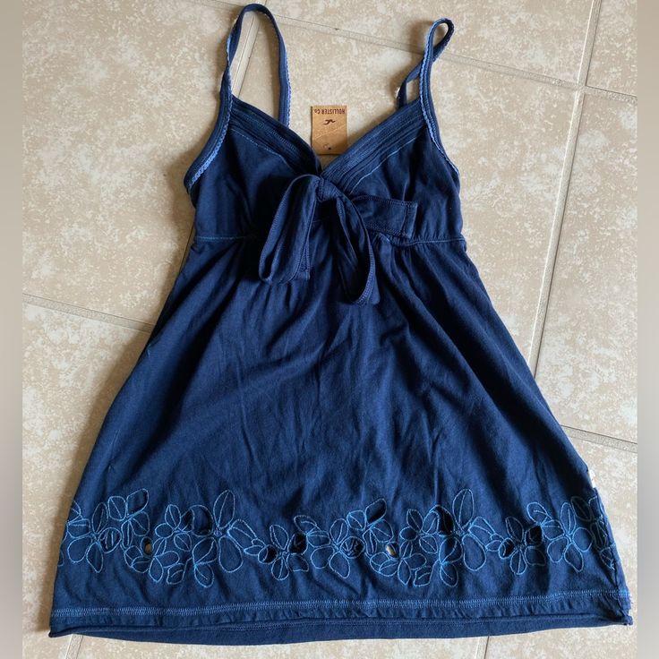 Y2k Navy Blue Hollister Babydoll Tank Top! Light Blue Embroidered Floral Design At Bottom Hem. Ties Under The Bust! Scalloped Straps! Super Pretty! Have One Xs And One Medium Available. Size Extra Small. Could Fit A Small As Well! Great Condition, No Flaws! Size Medium, Nwt Perfect Condition! (First 4 Pics Is Of The Medium) Size Xs Is Shown On The Mannequin. Outfits With Blue Tank Top, Vintage 2000s Outfits, Babydoll Tank Top Outfit, Babydoll Top Outfit, Thrift Outfits Ideas, Hollister Clothes, Teal Outfits, Babydoll Tops, White Lace Cami