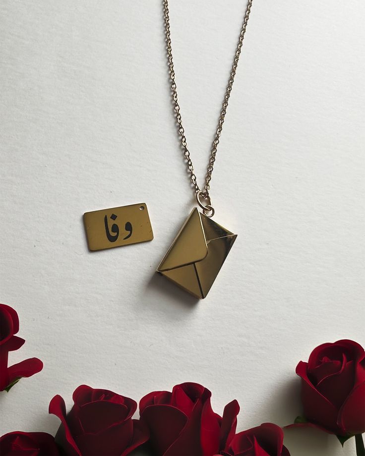 Envelope necklace with note inside to remember the loved ones and special ones. Envelope Necklace, Loved Ones, Pendant Necklaces, Belgium, Jewelry Necklace Pendant, Beauty Book, Envelope, Accessory Gift, Jewelry Necklaces