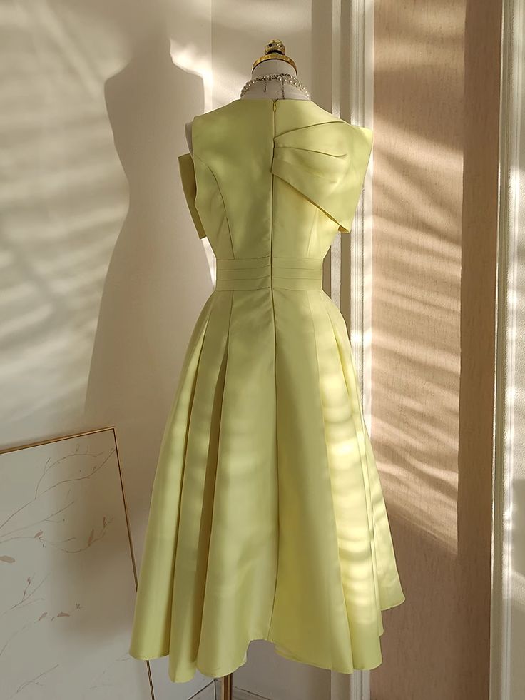 Yellow Birthday Outfits, Knee Length Homecoming Dresses, Homecoming Dresses Yellow, Satin Dresses Casual, Satin Sleeves, Dresses Yellow, Yellow Birthday, Birthday Outfits, Womens Floral Dress