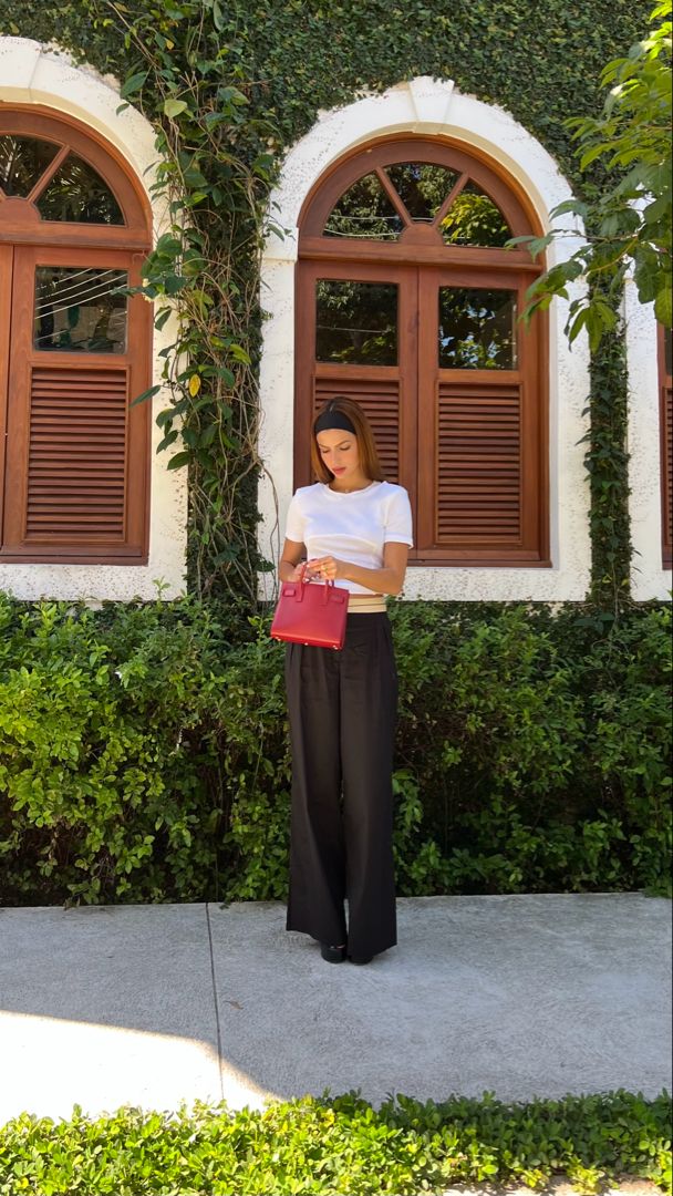 ootd, outfit, outfit inspo, fashion, fashioninspo, style, headband, mini bag, cute bag, red bag Mini Red Bag Outfit, Red Handbag Outfit Street Style, Red Bags Outfit, Outfits With Red Bag, Dark Red Bag Outfit, Red Clutch Outfit, Red Headband Outfit, Red Leather Bag Outfit, Red Crossbody Bag Outfit