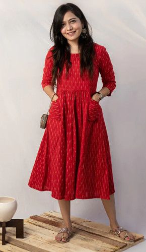 Stylish brick red roohi ikat dress with front pockets Cotton Frocks For Women, Feeding Dresses, Frock Models, Cotton Dress Pattern, Fancy Gown, Ikkat Dresses, Simple Frock Design, Maxi Design, Long Gown Design