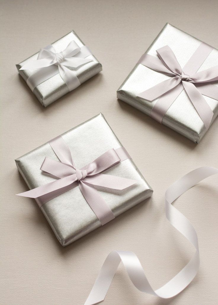 If you're looking for beautiful and unique gift wrapping ideas, you'll love our selection! We have a variety of wrapping paper, bows, and boxes to choose from, and we're sure that we can find the perfect gift for your loved ones. Unique Gift Wrapping Ideas, Silver Wrapping Paper, Silver Gift Wrap, Wrapping Presents, Unique Gift Wrapping, Creative Gift Wrapping, Gifts Wrapping, Boyfriend Diy, Diy Gifts For Boyfriend