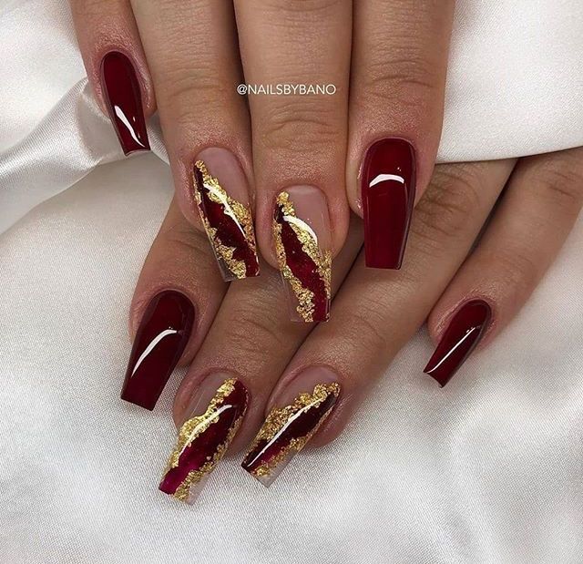 Trendy Nails Red And Gold, Maroon Graduation Nails, Birthday Nails Burgundy, Red Wine And Gold Nails, Wine Red Quince Nails, Maroon Design Nails, Maroon And Brown Nails, Wine Nails Acrylic, Wine Red And Gold Nails