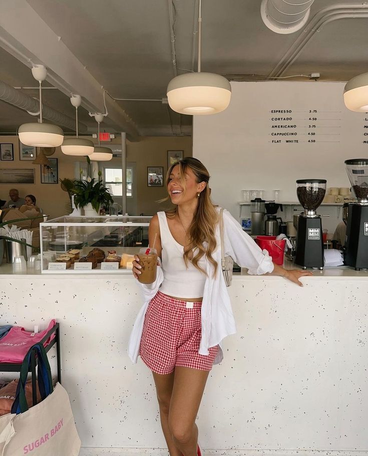 Red Shorts Outfit, Boxer Outfit, Boxer Shorts Outfit, Backpacking Outfits, Summer Outfits Trendy, Shorts Outfit Ideas, White Shorts Outfit, Cute Summer Fits, Fits Summer