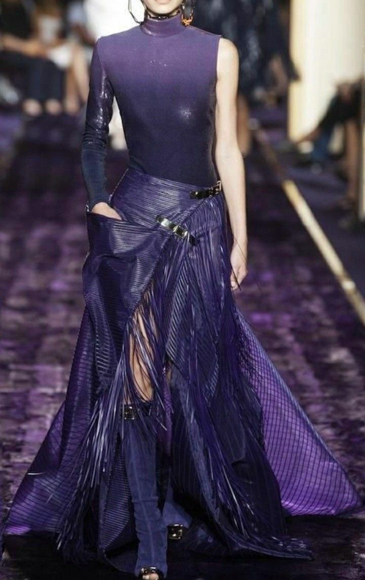 Future Dusk Fashion, Purple High Fashion, Plum Aesthetic, Couture Fashion Runway, Purple Runway, Future Dusk, Weird Outfits, Outfits Purple, Midnight Plum