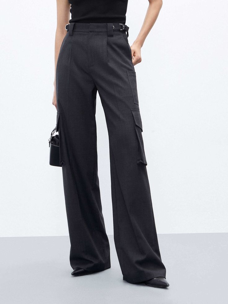 MO&Co. Women's Wool Blend Cargo Pants Our pants provide you with an air of casual sophistication that elevates any ensemble. Crafted from a luxurious wool blend, they feature a high-waisted silhouette with buckle detailing and a straight-leg cut, as well as multiple pockets for an understatedly utilitarian charm. Perfect for the modern sophisticate. Features : - High-waisted with buckle details- Cargo straight-cut silhouette- Mul-pocket design Code: MBC3PATT04The back length of size M is 109cmMA