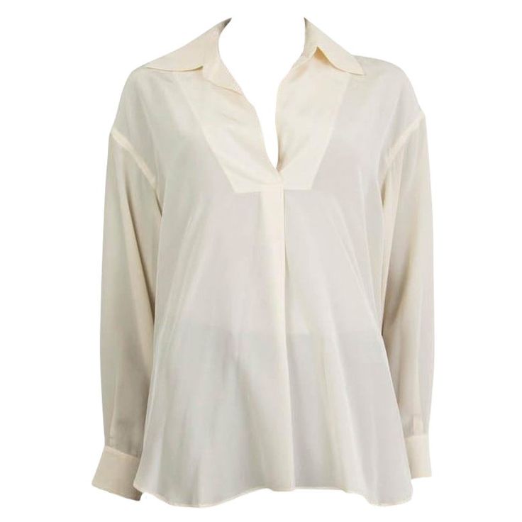 100% authentic Chloé oversized blouse in off-white silk (100%). The lightweight silk exudes a fluid drape. Features a flat wide collar, a deep v-neck, blouson sleeves and buttoned cuffs. Unlined. Has been worn and is in excellent condition. Measurements Tag Size 38 Size S Shoulder Width 51cm (19.9in) Bust 120cm (46.8in) to 136cm (53in) Waist 124cm (48.4in) to 140cm (54.6in) Hips 140cm (54.6in) to 150cm (58.5in) Length 69cm (26.9in) Sleeve Length 50cm (19.5in) All our listings include only the li Classic Oversized V-neck Top, Classic V-neck Blouse For Daywear, Elegant White V-neck Top For Work, Cream Silk Top For Office, Silk Cream Top For Office, Beige V-neck Tops For Formal Occasions, Formal Beige V-neck Tops, Elegant White V-neck Top For Workwear, Elegant Off White V-neck Top