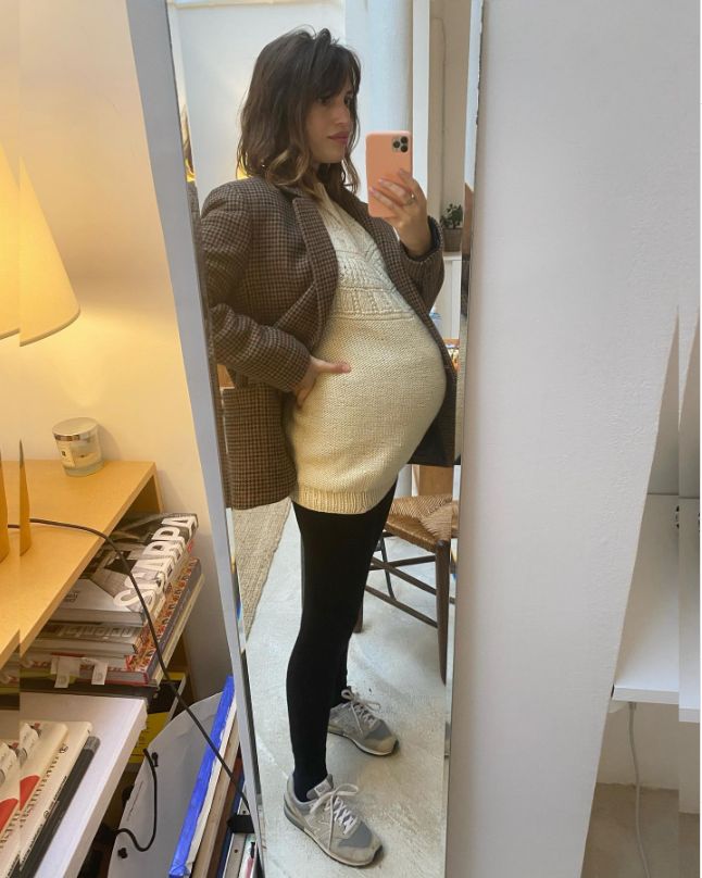 The Parisian Maternity Style Edit Jeanne Damas Pregnancy Style, Classic Boots Woman, Pregnant Outfit, Pregnancy Fashion Winter, Greasy Hair, Pregnancy Style, Chloe Dress, Compression Stockings, Jeanne Damas