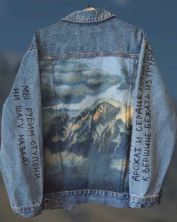 Oversized handpainted jacket for nature and travel lovers. This is not just a denim jacket, this is a picture that everyone around admires. It will attract a lot of attention on the street, because no one else in the world has such a denimThe mountainpainted jacket is the perfect gift for hikers and nature lovers. The emotions that a person will experience after receiving such a gift cannot be compared with anythingThe denim is painted with acrylic paints for fabric. It can be washed by hand. Do Painted Denim Jacket Mountains, Denim Jacket Painting For Men, Painting A Jean Jacket, Jean Jacket Art Paint, Back Of Jacket Design, Denim Custom Jacket, Denim Jacket Custom Ideas, Cool Jean Jackets, Denim Jacket Design Ideas Paint