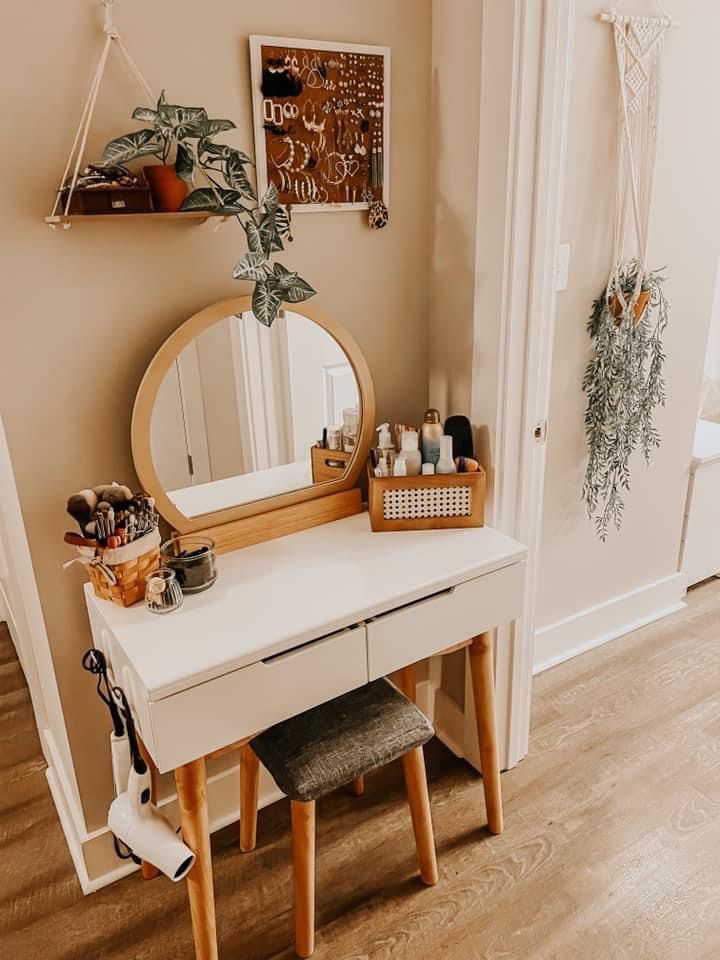 boho
cozy
vanity
makeup area
makeup desk 
beauty 
makeup Teen Bedroom Desk, Cozy Vanity, Boho Vanity, Boho Teen Bedroom, Boho Cozy, Hangout Room, Vanity Area, Bedroom Desk, Teen Room Decor