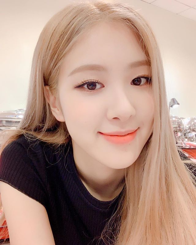 Rosé https://familytron.com/rose/ Blackpink Selca, Rosé Instagram Update, Comfort Person, Rose Makeup, Rose And Rosie, Valentines Day Makeup, Rosé Instagram, Park Rosé, Cute Rose