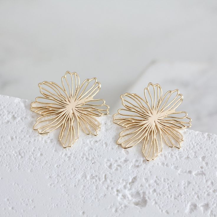 Torpical Flower Earrings Light weight Details: * MATERIAL: 18K gold plated over brass, lead and nickel free * SIZE: 23mm Statement Stud Earrings, Tropical Flower, Style Expert, Tropical Flowers, Flower Earrings, Free Size, Etsy Earrings, 18k Gold, Plating