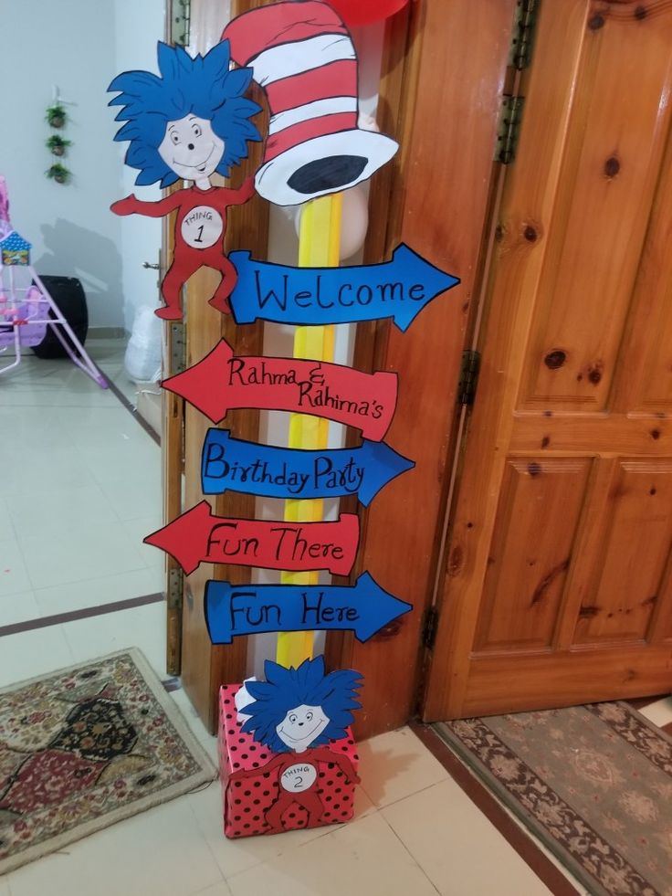 the cat in the hat welcome sign is made out of cardboard