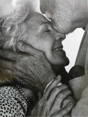 an older couple kissing each other with the caption'a true love story never ends '