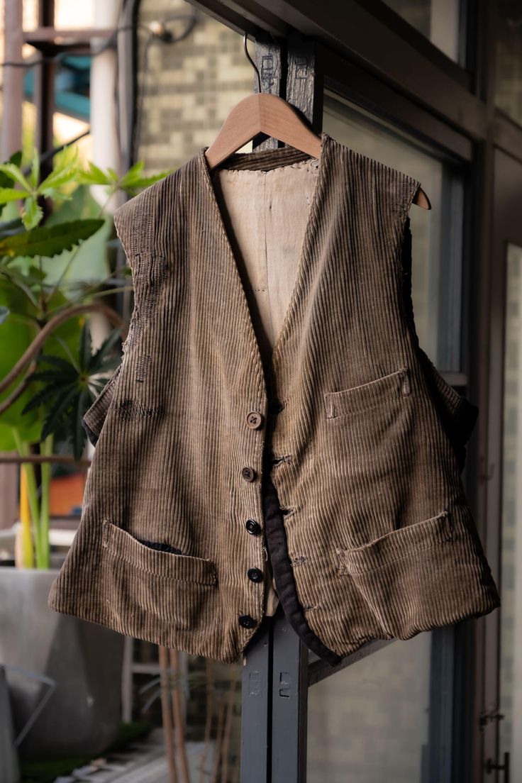 French Vintage Corduroy Farmer's Work Vest  Shoulder：38cm Pit to pit：53cm Length：57cm ◇Shipping is all from Asia, ◇All products are shipped by EMS, please include shipping costs. ◇Negotiate only accept payment with PAYPAL Welcome to our online store https://bansecondhandgoods.com/ Worldwide Shipping The official website provides credit card services, please contact us via private message if necessary. Find us IG: ban_secondhand_goods Thank you for checking us out :) Pilgrim Fashion, Man Vest, Vintage Waistcoat, Farmer Outfit, Work Vest, Vintage Corduroy, Ideal Life, Vest Outfits, Mens Vest