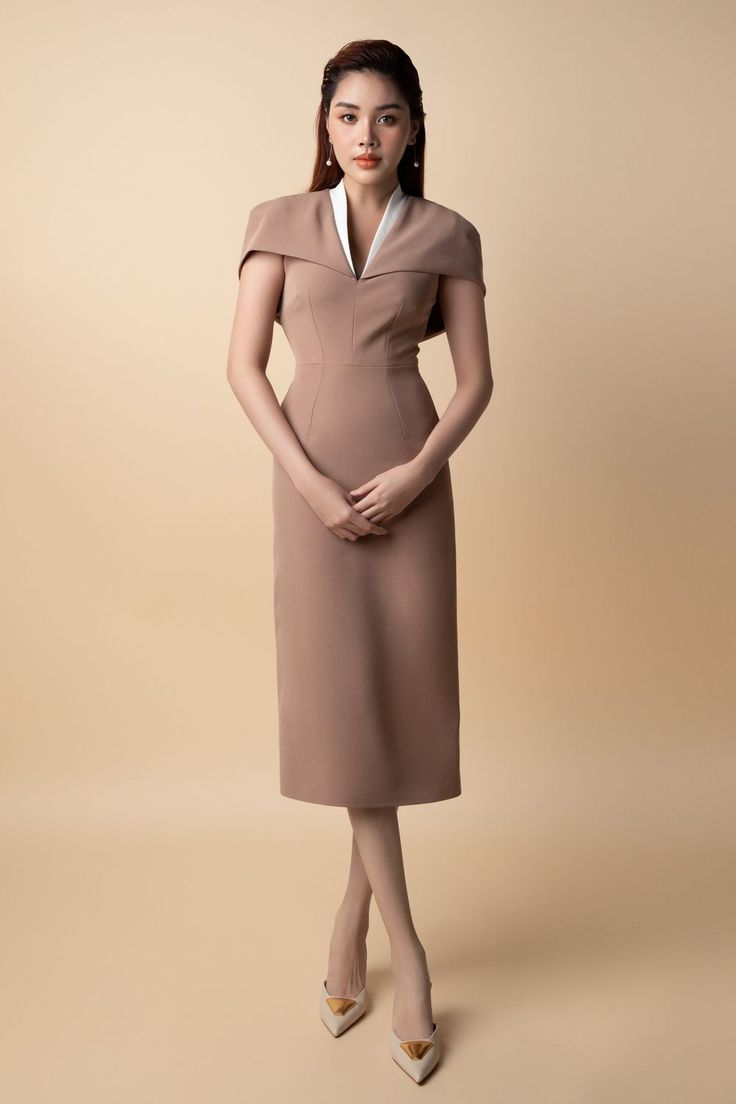 Tailored from a premium wool blend, this stylish midi dress features an elegant cape shoulder design for a timeless look. Perfect for any formal or evening occasion, enjoy effortless elegance with this timeless piece. Elegant Formal Dresses With Cape Sleeves, Classic Midi Length Evening Dress, Elegant Dress With Cape Sleeves, Chic Cocktail Evening Dress With Cape Sleeves, Classic Sheath Midi Dress For Evening, Classic Sheath Midi Evening Dress, Chic Cape Sleeves Midi Cocktail Dress, Chic Midi Dress With Cape Sleeves For Cocktail, Formal Dresses With Structured Shoulders And Cape Sleeves