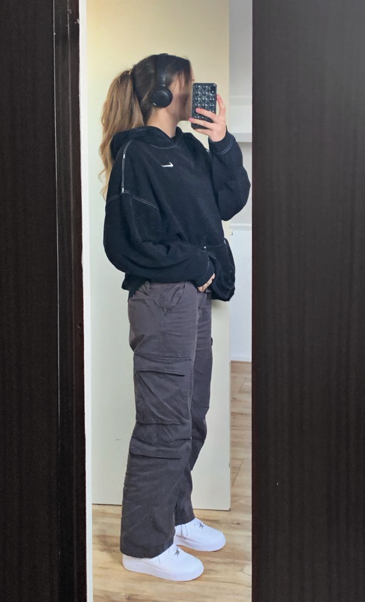 Grey Cargo Pants Outfit, Cargo Outfits Women, Celana Kargo, Cargo Outfit, Cargo Pants Outfits, Winter Pants Outfit, Baddie Outfit, Grey Cargo Pants, Cargo Pants Outfit