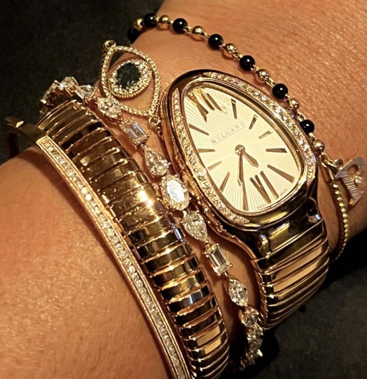 Serpenti Tubogas Watch, Serpenti Watch, Watches And Bracelets, Foto Glamour, Dope Jewelry Accessories, Gold Girl, Luxe Jewelry, Dope Jewelry, Jewelry Essentials