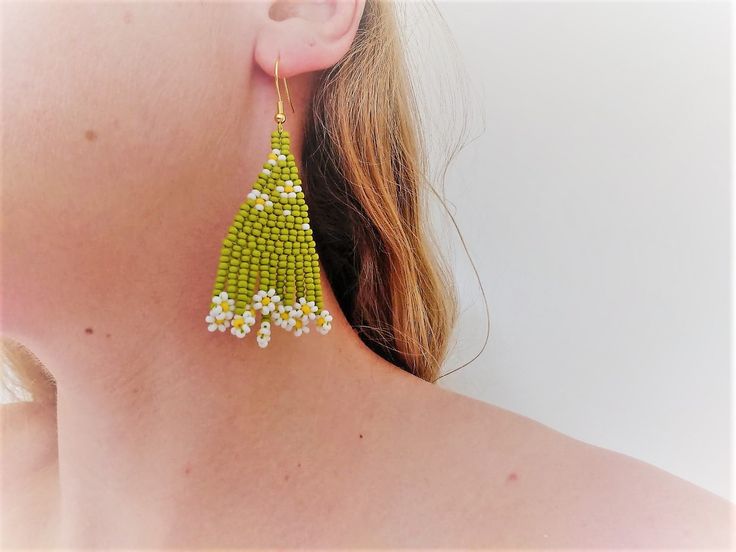 The cutest tassel earrings with little daisies. They got the most perfect spring and summer vibe. A super addition the the perfect sommerlook. Bohemian Tassel Earrings With Fringe For Spring, Handmade Bohemian Jewelry For Spring, Beaded Drop Earrings With Tassels For The Beach, Beaded Tassel Drop Earrings For Beach, Green Tassel Beach Earrings, Bohemian Fringe Earrings For Spring, Beach Green Tassel Earrings, Spring Bohemian Beaded Dangling Earrings, Bohemian White Beaded Earrings For Spring