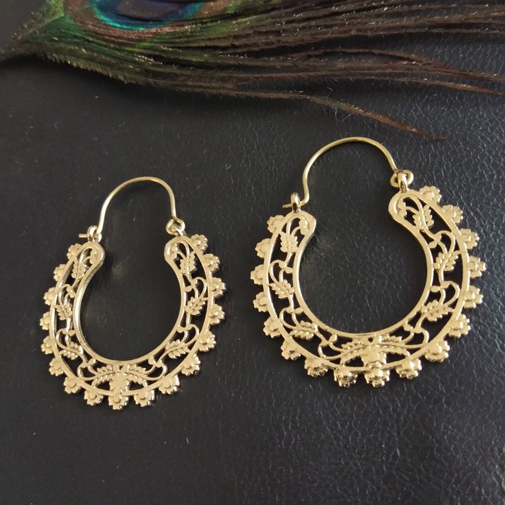 Hoops Earrings in Silvered or Golden Brass Serrated and Openworked. These Earrings are Elegantly Decorated with Openwork Plant and Floral Motifs to Create a Pretty Mandala. The Inner and Outer Perimeter is Serrated to Give these Creoles a More Ethnic Style. These Hoop Earrings are very elegant and they will illuminate your face. Timeless and Lightweight Creoles to Wear Everyday to Give an Ethnic Touch to Your Outfits. They are made from brass. Material: Brass Color: Silver or Gold Length: 4.6cm Width: 3.8cm Thickness: 0.2 cm Weight: 10 Gm (The Pair) Handmade Delivered in a Fabric Pouch Ideal for Gifting To offer or simply treat yourself, do not hesitate! You Can Match Them With This Item: https://www.etsy.com/fr/listing/1356743284/bracelet-adjustable-dore-avec-pierre-semi?ref=listings_mana Festive Brass Hoop Earrings With Ear Wire, Bohemian Hoop Earrings For Festive Occasion, Festive Bohemian Hoop Earrings, Brass Hoop Earrings With Latkans For Festivals, Traditional Festival Plug Earrings With Ear Wire, Bohemian Festive Hoop Earrings, Bohemian Small Hoop Earrings For Festivals, Hoop Earrings For Festivals, Nickel-free Drop Hoop Earrings For Festivals