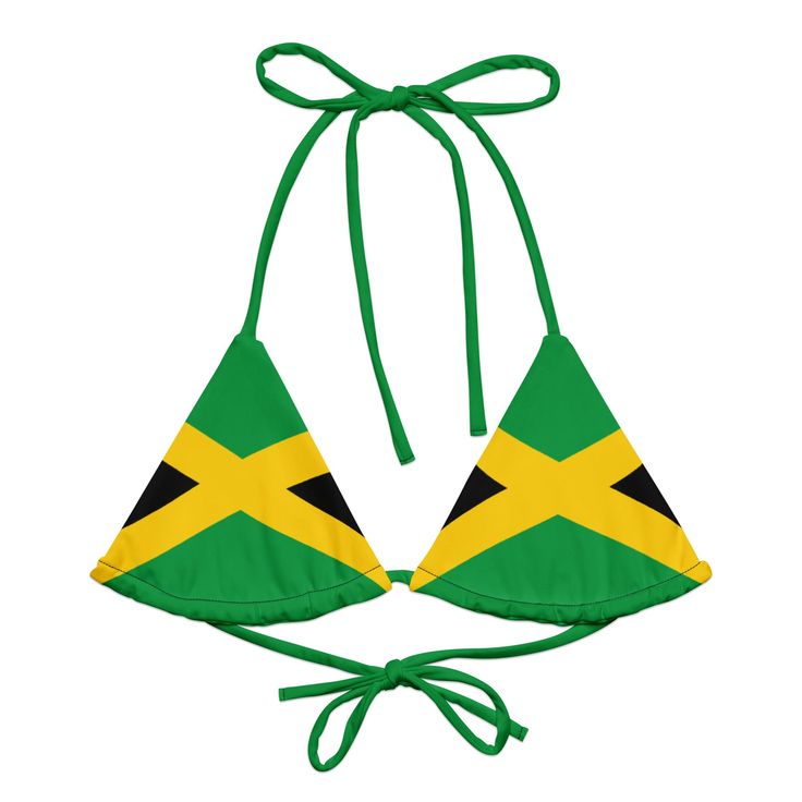 Nous jouons. Adoptez les couleurs du drapeau de la Jamaïque vert, noir et or avec ce haut de bikini à cordes rembourrées recyclé et respectueux de l'environnement pour votre prochaine course à la plage, à la piscine ou à votre fête. Le haut est fabriqué à partir de polyester recyclé doux, avec UPF 50+ et des bretelles polyvalentes et extensibles prêtes à être coiffées. Le dessus est double couche et est livré avec un rembourrage amovible supplémentaire pour plus de confort. Achetez-en un aujourd Green T-back Swimwear For Beach, Green Stretch Festival Swimwear, Green Tropical Swimwear For Festival, Green Tropical Swimwear For Sports, Green Swimwear For Water Sports And Beach Season, Green Stretchable Swimwear For Vacation, Green Fitted Swimwear For Festivals, Green Stretch Swimwear For Vacation, Green Swimwear For Water Sports