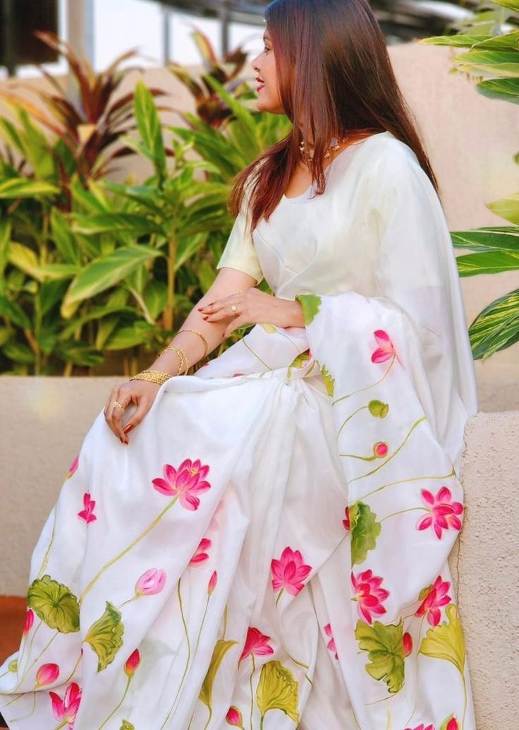 Soft linen saree with beautiful digital print,easy wash with blouse now at just ₹630+shipping. For orders contact what's app no-9345417049. Handpainted Lehenga Designs, Fabric Painting On Sarees Design, Painting On Saree Design, Hand Paint Saree Design, Handprint Saree, Flower Print Saree, Blouse Painting, Painting Dress, Floating Leaves