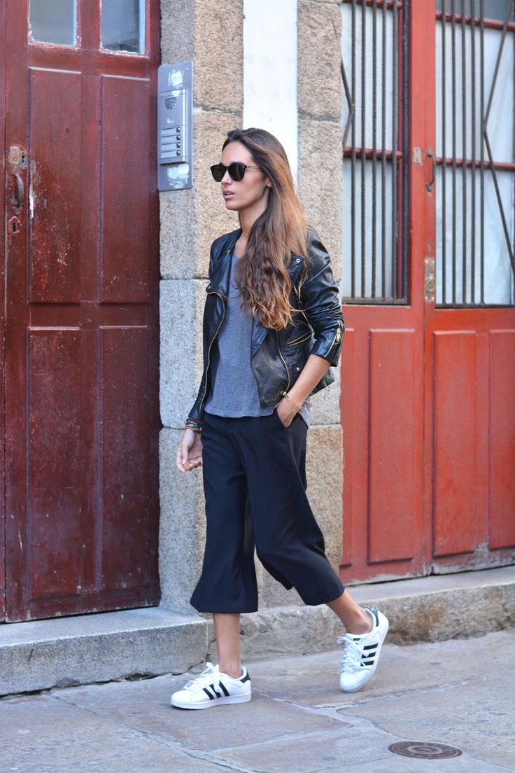 black culottes Culottes Outfit, Blazer En Cuir, Black Culottes, Basic Clothes, Fashion Trousers, Style Evolution, Chic Summer Outfits, Square Pants, Comfy Chic