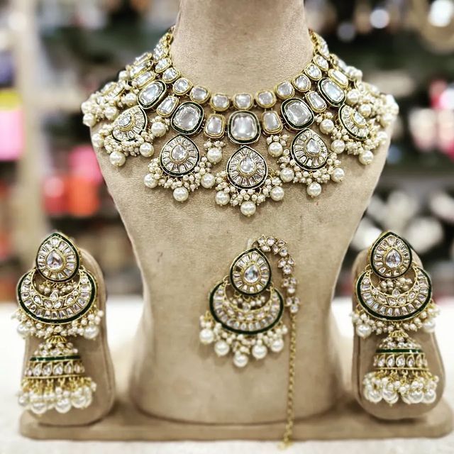 Bridal Jewellery For Rani Pink Lehenga, Kundan Wedding Jewellery, Lehangas Designs, Diamond Hanging Earrings, Simple Bridal Makeup, Necklace Set Indian Bridal Jewelry, Shadi Dress, Kundan Polki Necklace, Gold Necklace For Men