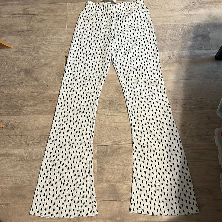 Beautiful White With Black Dots Zara Wide Leg Pants. Size Small. Nwt. 99% Polyester 1% Elastic. Trendy Non-stretch White Bottoms, Trendy White Non-stretch Bottoms, White Non-stretch Mid-rise Bottoms, Casual White Mid-rise Bottoms, Casual Mid-rise White Bottoms, White Zara Bottoms For Spring, White Non-stretch High Waist Bottoms, Trendy High Waist White Pants, Trendy White High Waist Pants