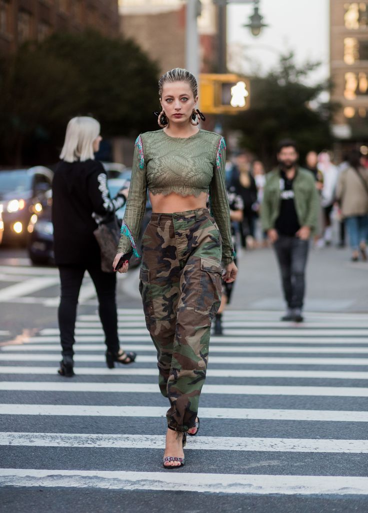 Army Print Cargo Pants Outfit, Army Look Fashion, Nyfw September, Camo Pants Outfit, Army Look, Caroline Vreeland, Fashion Week Trends, Military Looks, Camouflage Outfits