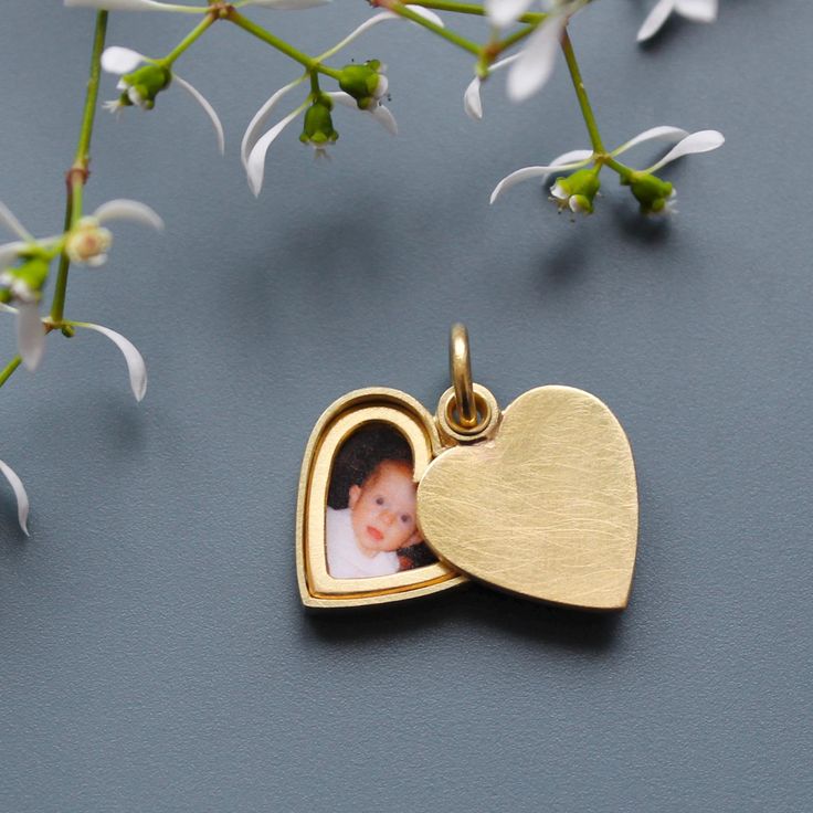 The perfect gift for someone you love. This handmade golden locket can hold your favourite photo, a little drawing or maybe a secret message. The locket has an elegant heart shape and a matt finished shine. It is handmade from solid 18ct yellow gold. heart shaped locket for one picture - 14,5mm (0,57") x 15mm (0,59") - thickness: ca. 3mm (0,12") - design: blanco - 750/000 yellow gold How it works: * The lockets consist of two movable parts, fitting tightly together. * You have to push the lid to Personalized Gold Heart Locket Necklace, Gold Heart Locket Necklace For Personalized Gift, Gold Heart Locket Necklace As A Personalized Gift, Heart-shaped Gold Locket Necklace For Personalized Gift, Golden Locket, Love Locket, Heart Shaped Locket, One Photo, Man Den