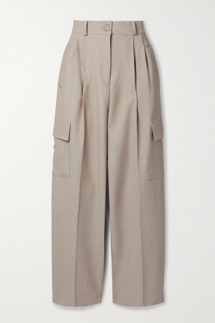 A hybrid of tailored and cargo styles, The Frankie Shop's woven 'Maesa' pants feel at once polished and relaxed. They have sharply pressed pleats running from the high-rise waist through the wide legs. The versatile beige shade will complement muted neutrals and bold pops of color alike. Savage Wallpapers, Celana Kargo, The Frankie Shop, Fashion Jackson, Frankie Shop, Baggy Pants, Pantalon Large, Cargo Pant, Cargo Trousers