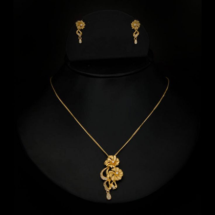 Loket Sets Gold Design, Chain Pendant Designs Gold, Pendent Set Gold, Indian Gold Necklace Designs, Unique Gold Jewelry Designs, Gold Jewels Design, New Gold Jewellery Designs, Fancy Jewelry Necklace, Rings Gemstone