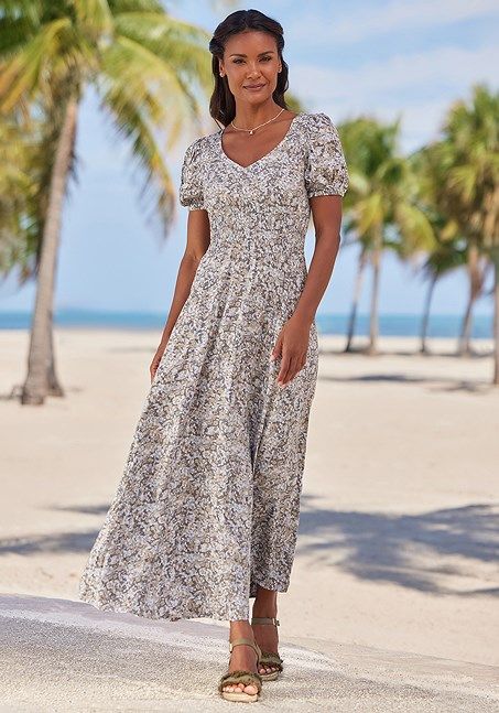 This beautiful, flowy maxi dress in a floral print is a must-have for your wardrobe! Flowy Maxi Length Floral Dress, Bohemian Flowy Floral Dress For Casual Wear, Bohemian Flowy Floral Dress, Casual Bohemian Flowy Floral Dress, Elegant Summer Maxi Dress With Ditsy Floral Print, Flowy Long Floral Dress, Flowy Ditsy Floral Maxi Dress, V-neck Sundress With Ditsy Floral Print, Elegant Ditsy Floral Print Maxi Dress For Vacation