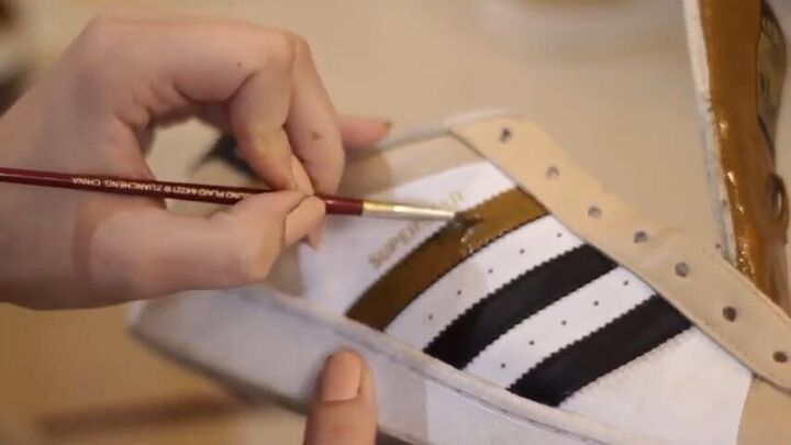 How To Paint On Shoes Diy, How To Paint Tennis Shoes Diy, How To Paint Sneakers Diy, Painting Adidas Shoes, How To Paint Nike Shoes, Painting Tennis Shoes Diy, How To Paint Sneakers, How To Paint Shoes With Acrylic Paint, Painting Sneakers Diy