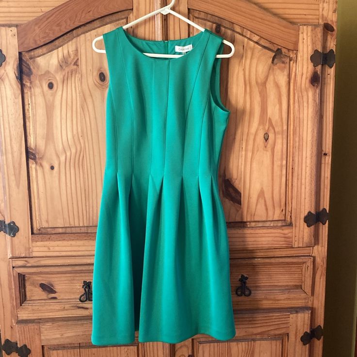 Women’s Calvin Klein Green Flare Skirt Sleeveless Dress Size 12 - Nwt This Dress Is Beautiful. It Has A Rear Silver Zipper. It Is Lined. The Color Is Shown Next To A Sheet Of White Paper. It Is New With Tags. It Measures: Armpit To Armpit - 18” Length - 38” Please See Pics For Details And Condition And Ask Any Questions Prior To Purchase. Sleeveless Mini Dress With Pleated Waist, Fitted Sleeveless Dress With Pleated Waist For Summer, Sleeveless Pleated Mini Dress For Work, Spring Fitted Sleeveless Pleated Dress, Fitted Pleated Sleeveless Sundress, Sleeveless Midi Dress With Pleated Waist, Fitted Pleated Sleeveless Dress For Spring, Lined Knee-length Sleeveless Sundress, Fitted A-line Sleeveless Pleated Dress