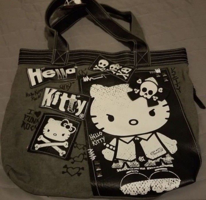 Mochila Grunge, Kitty Clothes, Hello Kitty Clothes, Hello Kitty Aesthetic, Haine Diy, Hello Kitty Bag, Seni 2d, Estilo Hippie, Mia 3