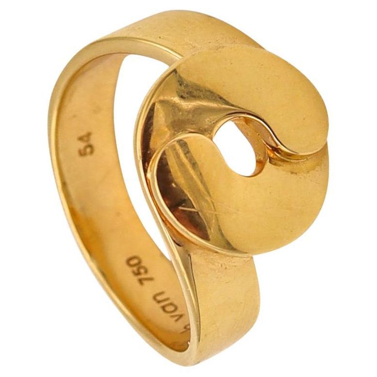 A geometric R14 ring designed by Jean Dinh Van. Beautiful geometric modernist piece, created in Paris, France at the jewelry atelier of the iconic designer Dinh Van. This lovely rare ring has been crafted in solid yellow gold of 18 karats, with very high polished finish. These sophisticated design synthesizes the architectural geometric style that characterizes Dinh Van. The daring piece incorporates the composition of two geometric circular elements. Has a total weight of 7.5 grams and the actu Jewelry Atelier, Paris Vintage, French Jewelry, Gold Sign, Geometric Ring, Ring Pictures, Sophisticated Design, Pierre Cardin, Jewelry Inspo