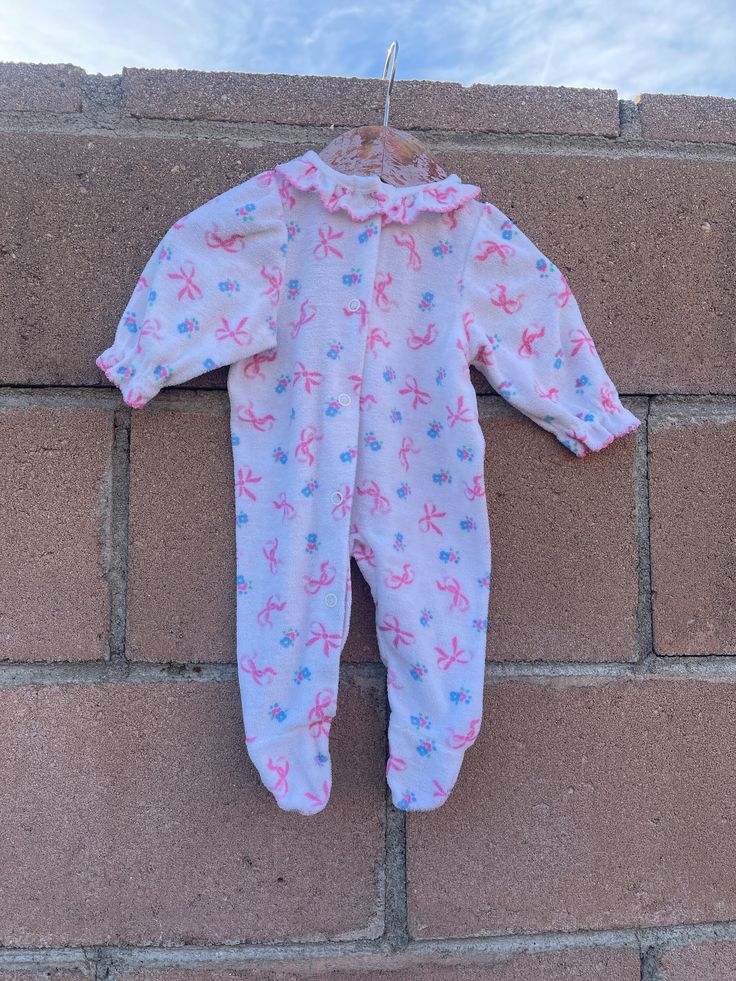 Vintage Carter's sleeper Ruffle neck Pink bows and blue flowers all over it!! Classic print! Soft Terry Cloth Can't read size anymore, but fit us at 0/3 months. No rips or stains Smoke free home Snap down the front Home Snap, Birthday Clown, Combi Short, Pink Bows, Girls Rompers, Terry Cloth, Pink Bow, Vintage Gifts