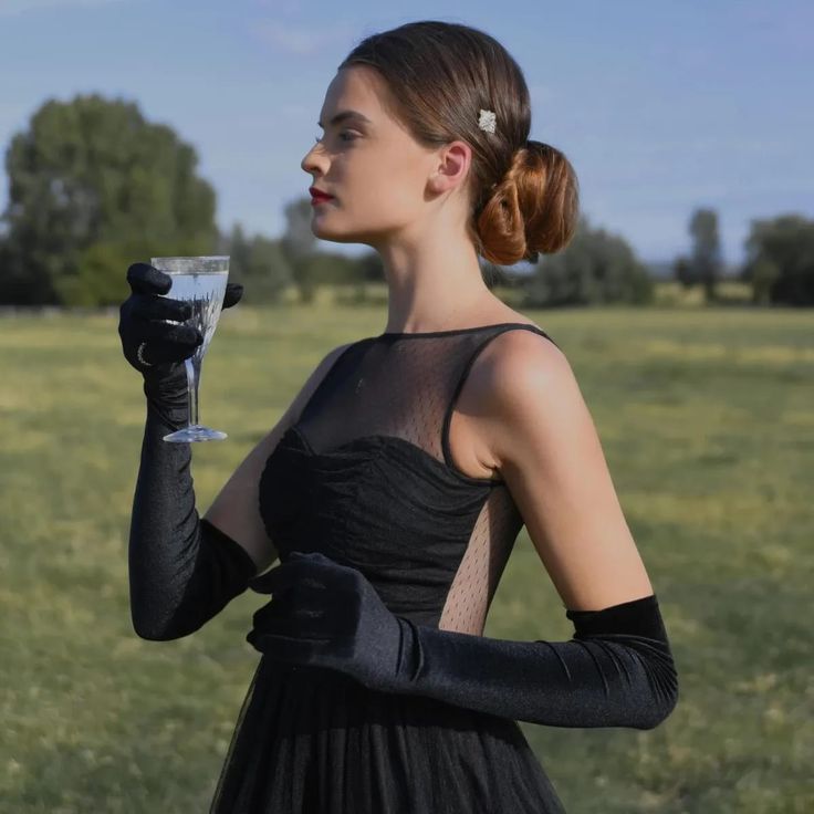 Opera Gloves Outfit, Black Gloves Outfit, Classy Gloves, Long Black Gloves, Gloves Outfit, Opera Length Gloves, Velvet Gloves, Velvet Glove, Dress With Gloves