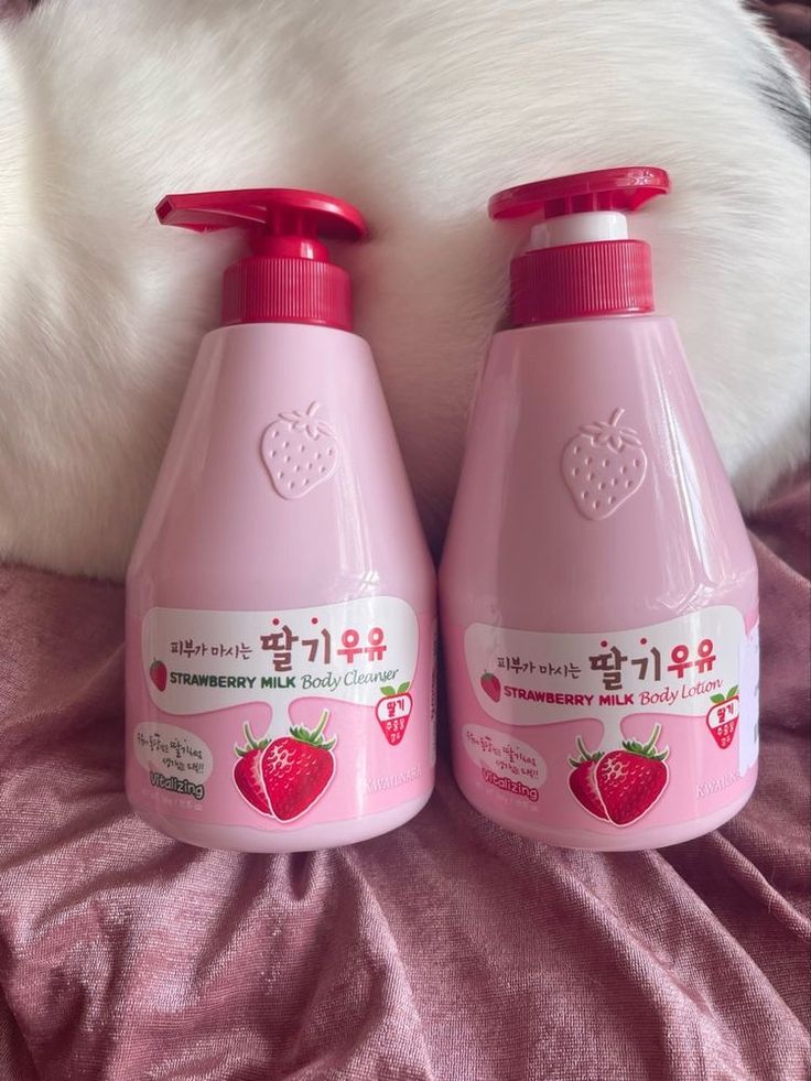 Strawberry Lotion Aesthetic, Strawberry Skincare, 00s Mode, Shower Skin Care, Body Smells, Pretty Skin Care, Foto Baby, Bath And Body Care, Strawberry Milk