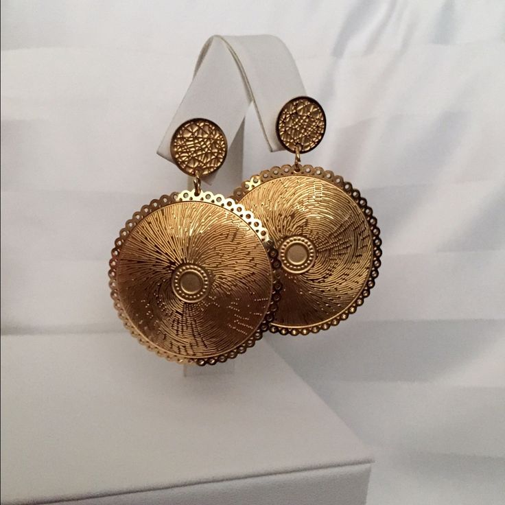 These Are Adorable And Very Well Made With Lots Of Detail. Ion Plated Gold Stainless Steel Disc Earrings. Come In Their Box. They Are About 1.5" Wide. They Will Never Tarnish! Great Quality. Gold Clip-on Earrings, Gold-tone Clip-on Earrings As Gift, Elegant Nickel-free Medallion Earrings, Silver Round Earrings, Crab Earrings, Red Bead Earrings, Baublebar Earrings, Bling Earrings, Pumpkin Earrings