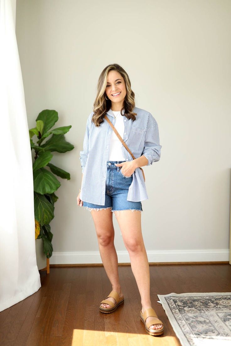 Shorts And Top Outfit Summer, Blue Denim Shorts Outfits Women, Denim Shorts And Button Down Shirt, Jean Shorts And Button Up Shirt, Summer Jeans Top Outfit, Tops For Shorts, Denim Shorts Styling, Womens Denim Shorts Outfits, Button Down Shorts Outfit