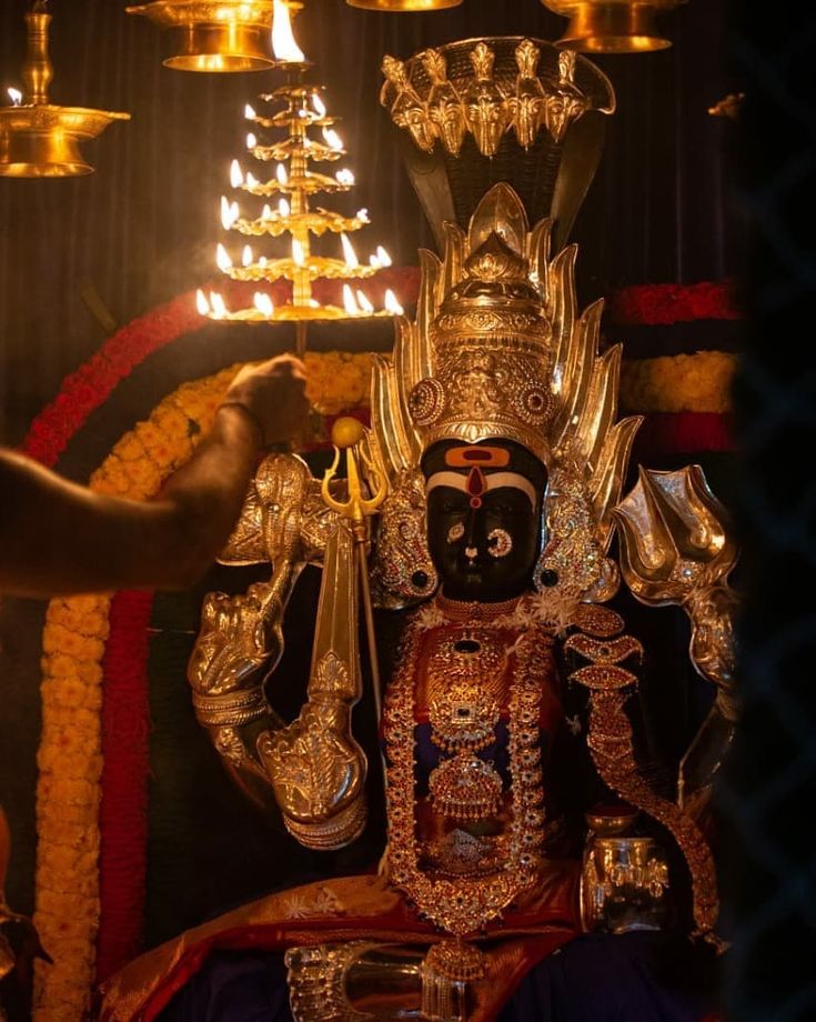 a statue is shown in the middle of a room filled with lights and chandeliers