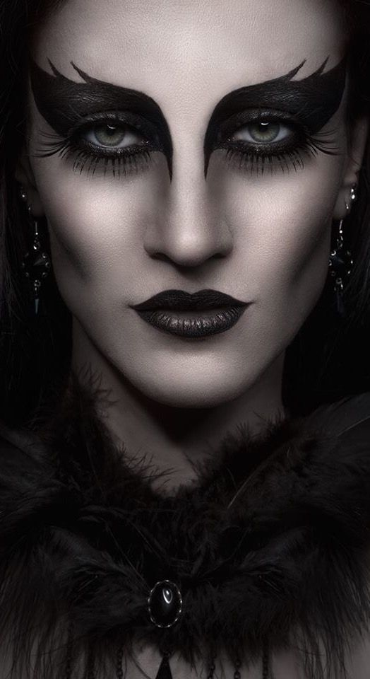 Black Swan Makeup, Extreme Make-up, Raven Costume, Fantasy Make-up, Halloweenský Makeup, Drag Make-up, Dark Beauty Magazine, Witch Makeup, Theatrical Makeup